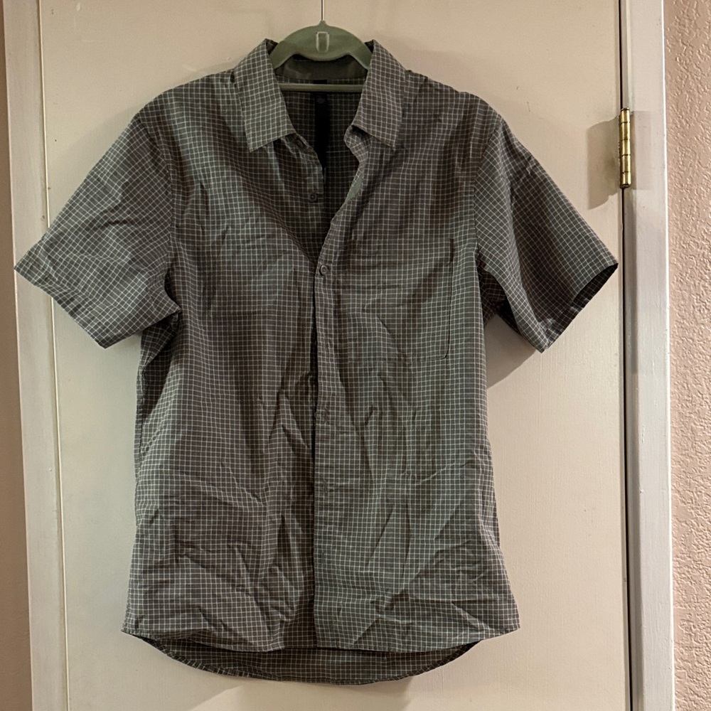 Lululemon Men’s medium Olive Grid Short Sleeve Button Down Shirt